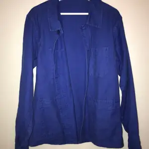 En fin blå skjorta från märket SCOUT. Inköpt i Florens 2017. Sitter som en Oversized M eller en L.