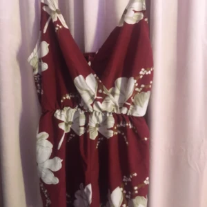 Super fin playsuit  - Super FIN playsuit som är lite för stor vid       v ringningen så kommer aldrig till använda 