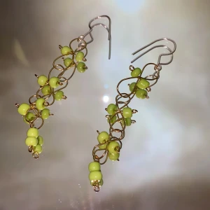 Örhängen  - Ett par handgjorda örhängen med gröna fina glaspärlor! Krokarna är av silvertråd💃🏼 (Frakten ingår i priset)🥰                                                                                —————————————————————                                                                                  Kika gärna in på min profil, säljer en massa olika handgjorda smycken💃🏼 perfekt till dig själv eller i present till någon❣️✨