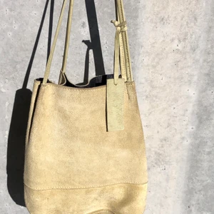 Mocka väska  - Väska i grönaktig mocka därav lite olika ”nyanser” på bilden, köpt på Urban outfitters. Använd 2-3 ggr och är i fint skick 