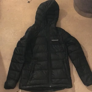 Peak Perfomance jacka - Nytt skick (säljer eftersom jag inte använder) strl XS men passar i S. Köpt för 2500