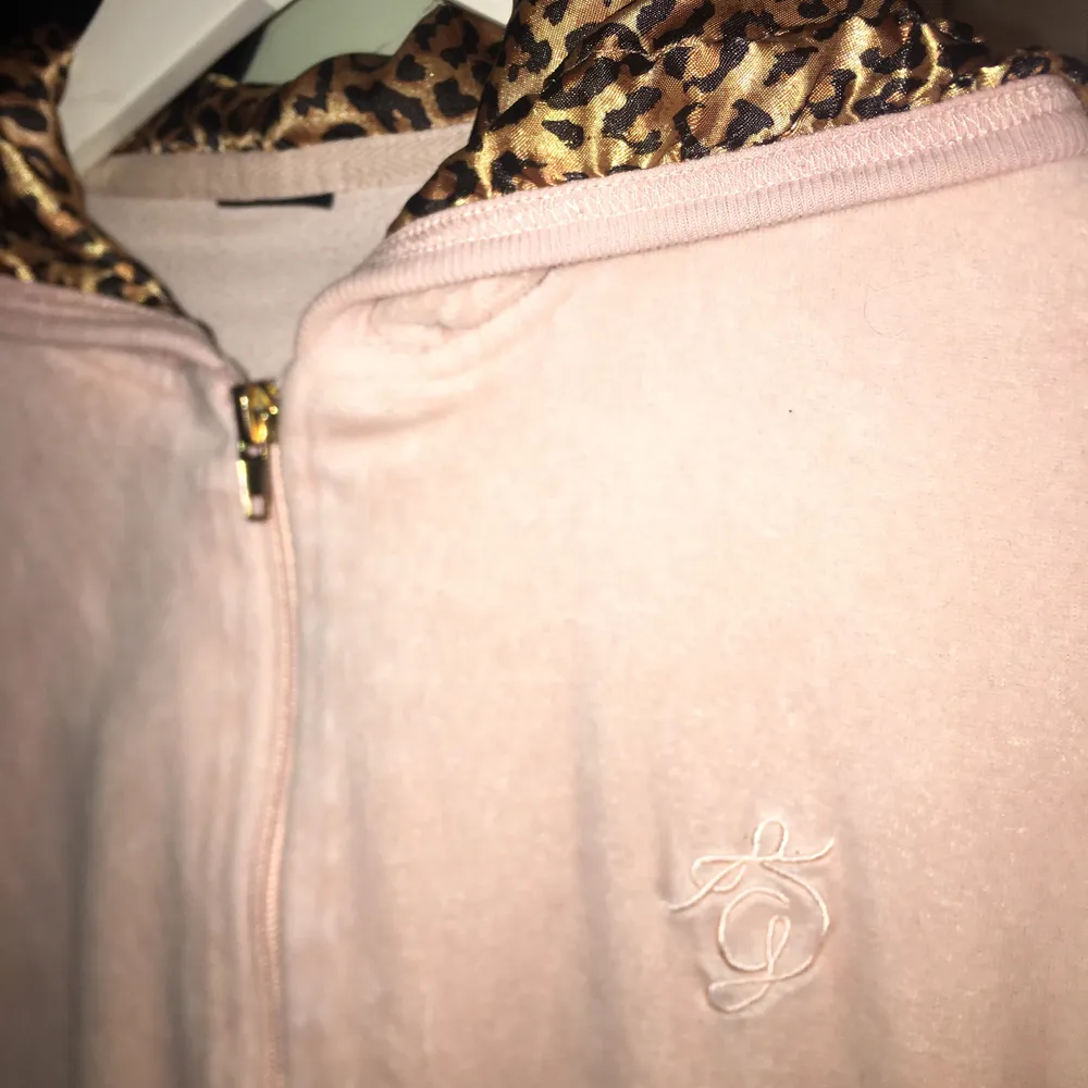 Svin fin juicy couture liknande zip tröja med leopard luva💞. Tröjor & Koftor.