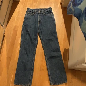 Row jeans från Weekday 27/30  - Jeans från Weekday i modellen Row. Bra skick, inte särksilt använda. 
