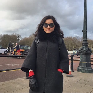 Kappa - Sparsamt använd Kappa med fuskpäls på halsen. Köpt från zara. Jätte fin skick och ingen fel på den. Slutar under knäna på mig som är 163 cm lång. Frakt 62