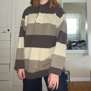 Randig Skjorta - Säljer denna randiga skjortan i storlek Medium, den är dock väldigt oversized!🌸 Buda gärna💖