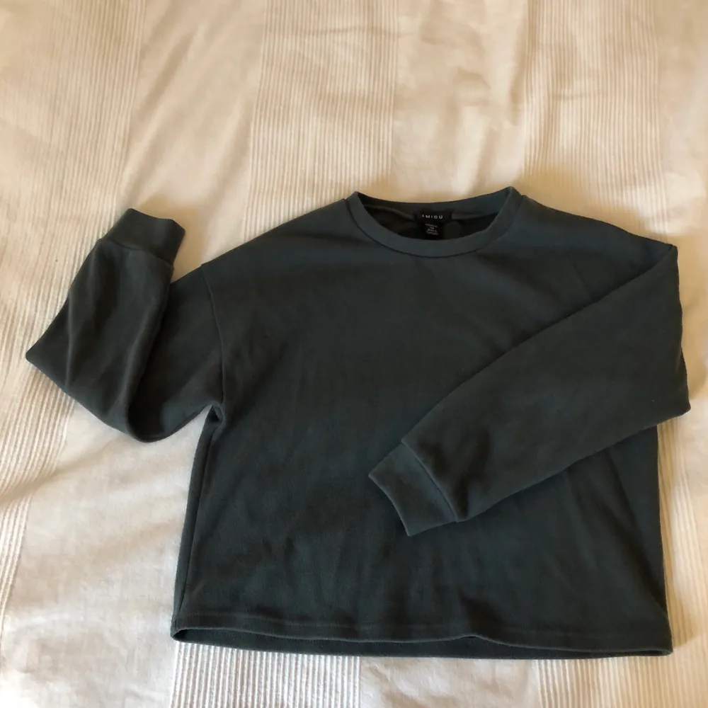 olivgrön använd sweatshirt från amisu strl xs. säljer då jag tycker den är kort i ärmarna på mig. frakt på 59 tillkommer . Tröjor & Koftor.