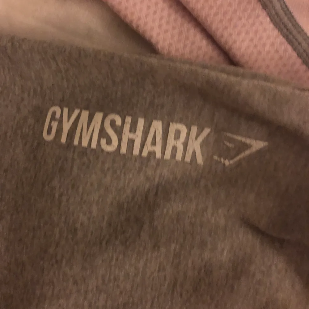 Rosa ombre tights från gymshark som inte längre går att köpa. Extremt stretchiga och sköna. Strl L skulle dock också kunna passa någon med M som är lång. ”Innertrosan” har jag tagit bort 😊. Jeans & Byxor.