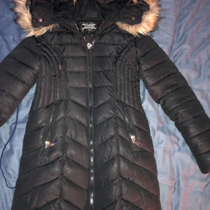 Vinterjacka  - Säljer nu min super fina och varma vinterjacka då den tyvärr börjar bli lite för trång. Har haft jackan i ca ett år och den är så gott som ny :)