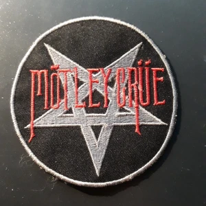 Mötley Crüe patch! - Nypris:59     Är en iron-on patch men lite av plasten på baksidan har lossnat. Går fortfarande att sy på som vanligt, alla iron-on patches på min väst har jag sytt på för hand för det brukar hålla bättre ändå😁