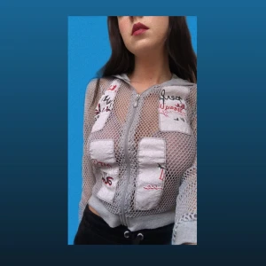 Tröja i NÄT 🕸  - Tröja i nät! Mjukt material! Fint att stylea med typ låga jeans ✨ 