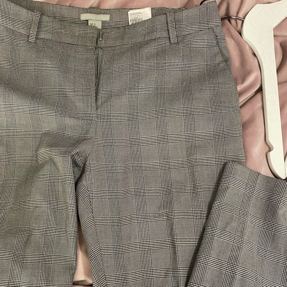 Ett par snygga kostymbyxor med bra passform. Kanppt använda pga för små redan när jag köpte dom. Nytt pris 199 pris är inte spikat går att ändra! 💗. Jeans & Byxor.