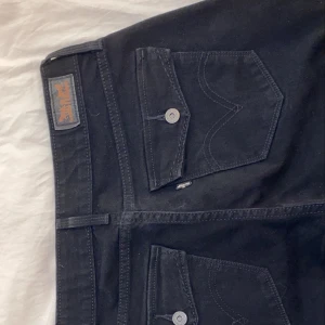 Svarta Levis jeans  - Sjukt coola Levis jeans i snygg svart färg. De heter 525 straight leg och står ingen storlek men på mig är de lite korta i benen och stora i midjan. Köpte second hand och visste inte att de inte skulle passa så har aldrig använt. Tror de passar nån med bredare höfter och kortare ben än mig. Skulle tippa på att de är i strl 38/40