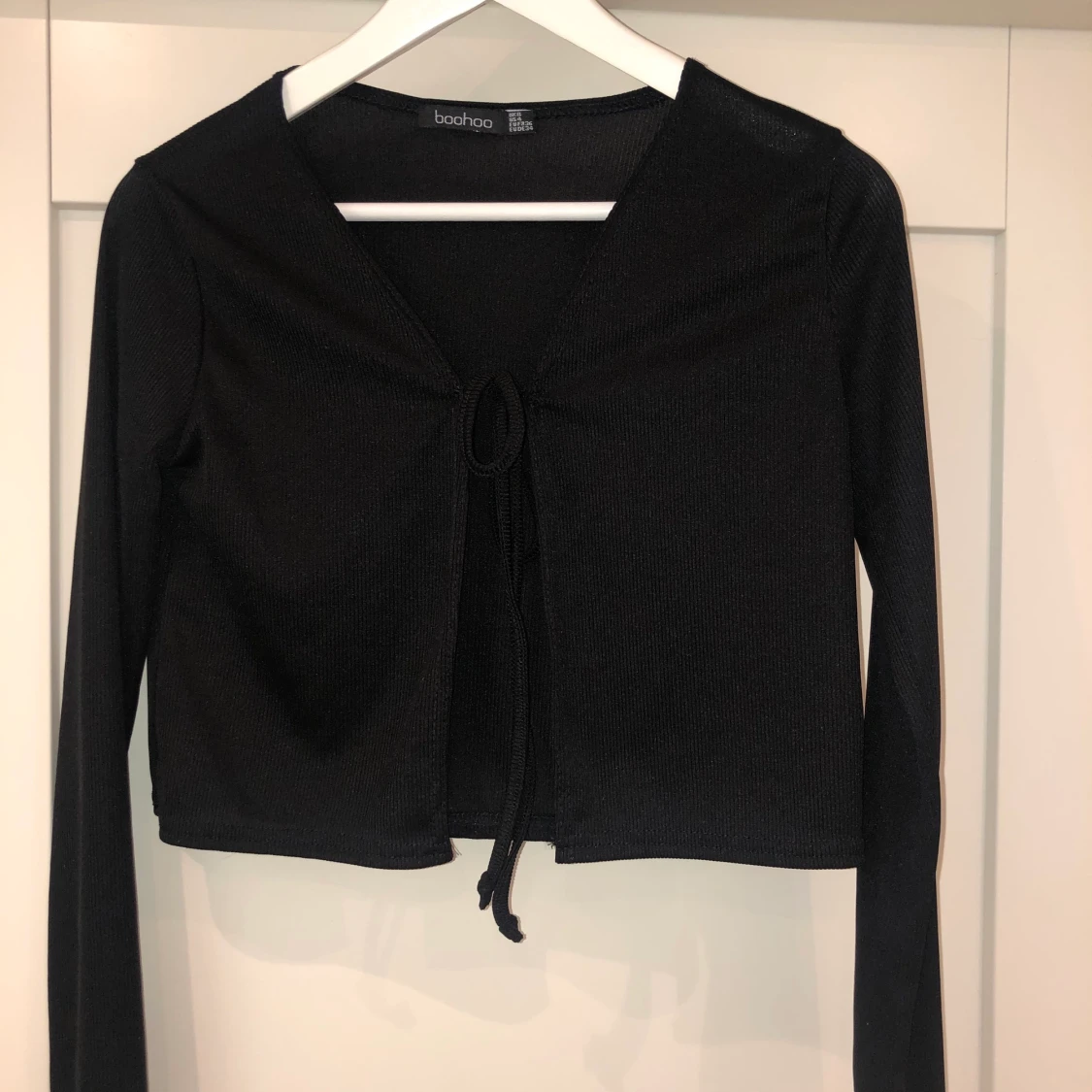 Svart topp med knytning. Boohoo strl 36 - 91