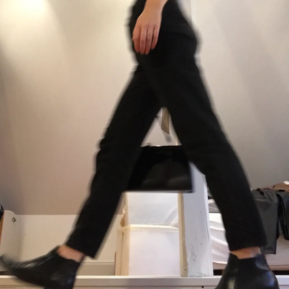 Svarta mom jeans i superbra skick. Tyget är utav ett tjockare material och innehåller ingen strech. Jag är en stl 36 och jeansen är lite tighta i benen på mig.   - - - - PENGARNA GÅR OAVKORTAT TILL VALFRI VÄLGÖRENHETSORGANISATION . Jeans & Byxor.