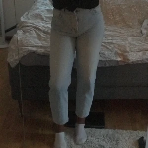 Mom jeans - Sköna Ljusblå mom jeans från Gina tricots kollektion med Bianca ingrosso i nyskick, nypris 499 säljer för 250 då de intye används