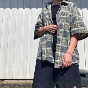 Oversized Hawaii Skjorta - Säljer denna oversized skjortan med härligt mönster i storlek XL🦋