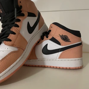 Jordan 1’s  - Säljer mina Jordan 1’s i färgen ”pink Quartz”. Superfina men får inte användning för dem längre. Använt Max 10 gånger. Storlek 39💕