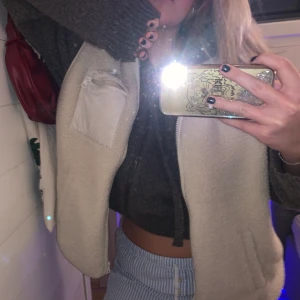 Teddyväst - Snyggaste Teddy västen från Lindex. Näst intill oanvänd. Sitter snyggt oversize på mig som har M/L i vanliga fall💕✨