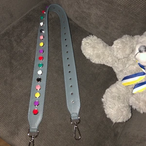 Väskband med nitar - Superfint väskband köpt av ett Uf för 2 år sedan, använd mindre än 5 gånger. Köpt för 250kr 