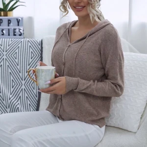 Beige kofta - En så himla fin kofta som är helt oanvänd pga kommer ej till användning. Har en luva och den sitter så himla fint på. 150kr