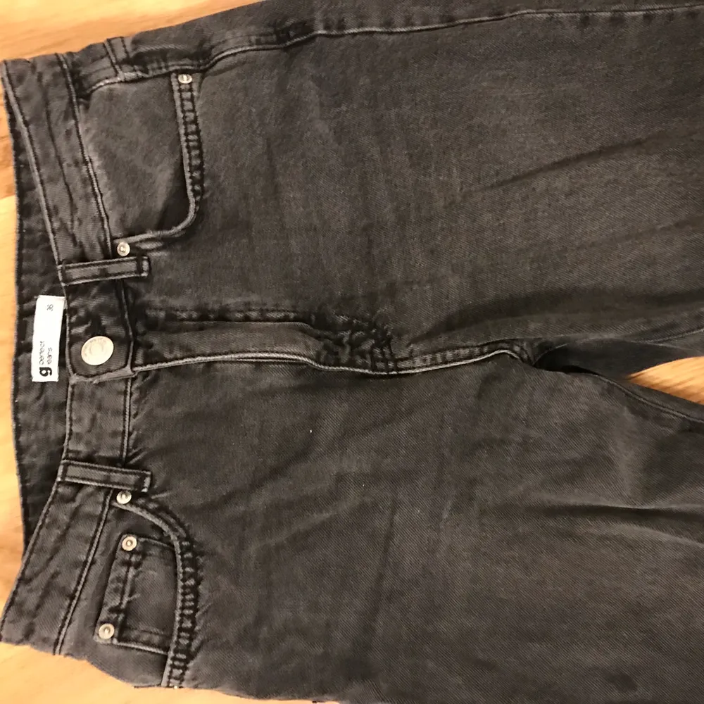 Mom jeans från Gina tricot, knappt använda så skicket är bra nöstan som nya. Grå-svart färg vilket är skitnajs 😋 skriv för fler bilder men dom är jätte små för mig så kan inte skicka bild på tyvärr 🥺💜. Jeans & Byxor.