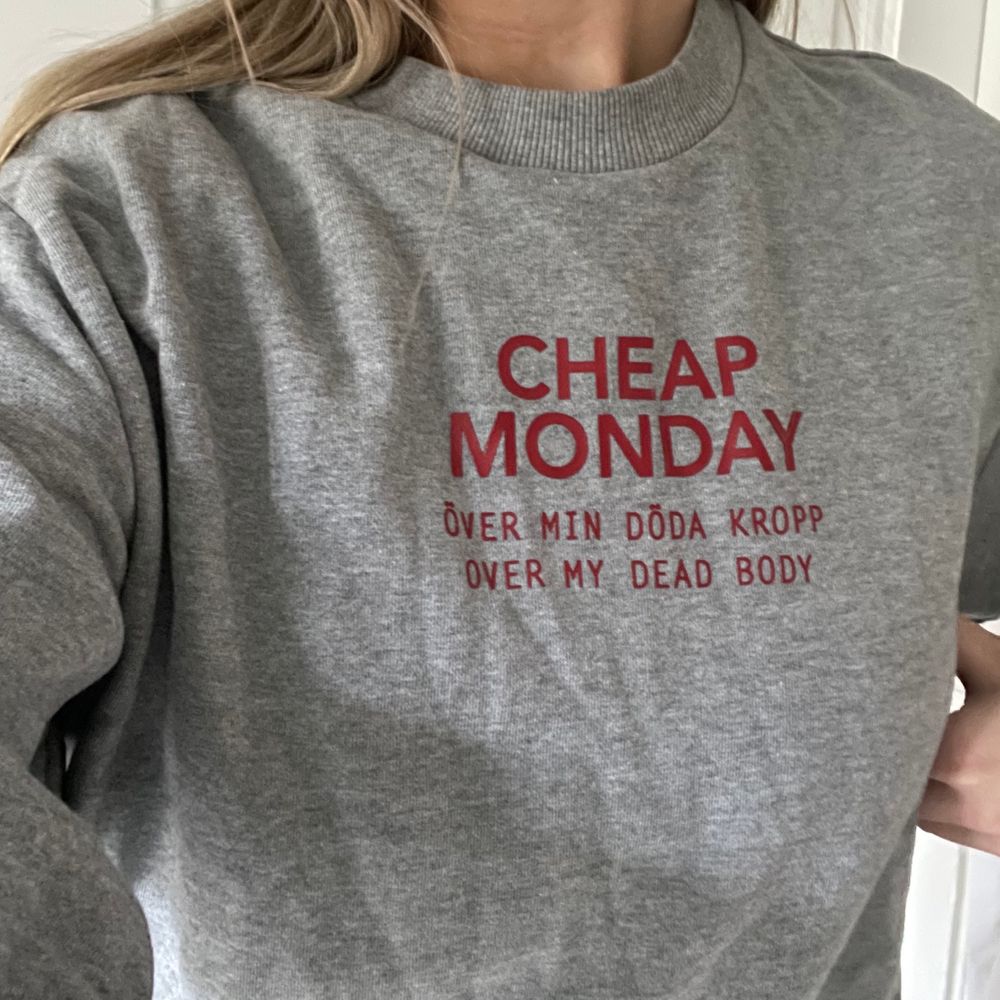 En grå sweatshirt med rött tryck från Cheap Monday i storlek M. Tycker om denna men den används inte tyvärr. Tror jag använt den max 5 gånger. Jag upplever att den är lite mindre än en ”normal” storlek M. Köparen står för frakten som tillkommer 💖. Tröjor & Koftor.