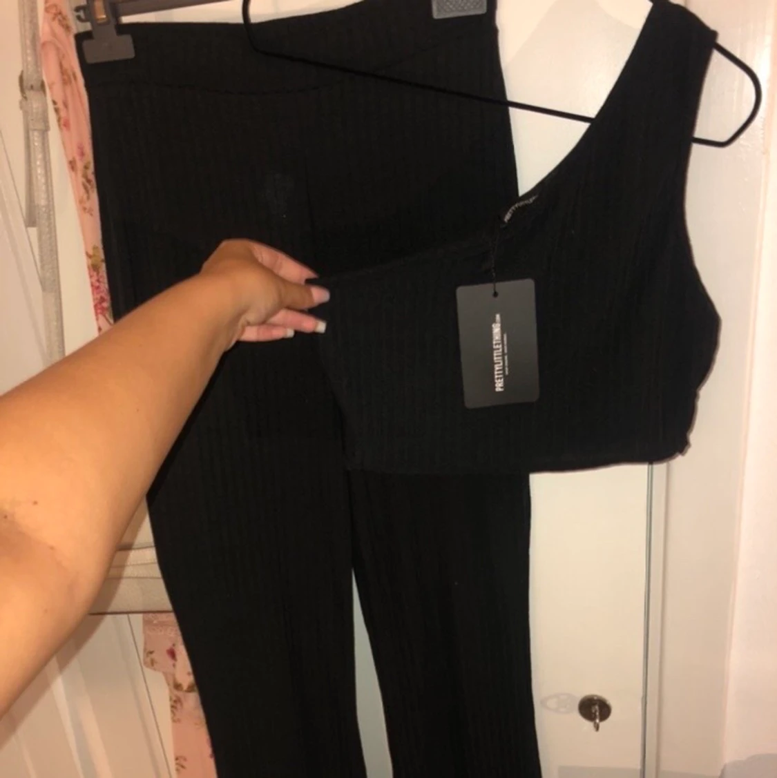 Ribbat set med linne och byxor med slits