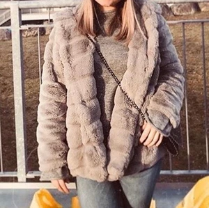 Pälsjacka  - Säljer min snygga pälsjacka i som är i storlek M/L. Den är inköpt på Tessie i Göteborg. Ena fickan är det ett litet hål men det går såklart att fixas!!