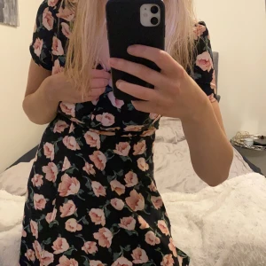 Söt klänning med blommor från Bikbok - En söt klänning från bikbok som tyvärr är för liten för mig i brösten. Aldrig använd! Storlek S. Kan skicka fler bilder vid önskemål 💕💞 ny pris 299