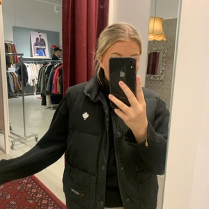 Canada goose väst - Äldre modell av canada goose väst, storlek M/G. Passar en XS upp till L, Beronde på hur man vill att den sitter. Väldigt fint & bra skick. Köparen står för frakt. Pris kan diskuteras. Kan gå ner i pris vid snabb affär. UNISEX