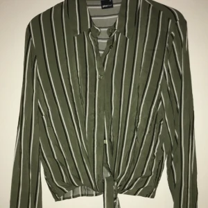 Blus Gina Tricot  - Blus från Gina använd 1 gång