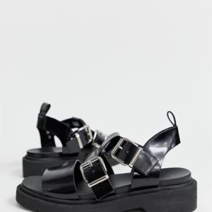 Grova sandaler  - Säljer nu mina sandaler från ASOS. De är endast använda 1 gång. Bilderna är tagna från deras hemsida, om vanlig bild önskas är det inga problem🌸 skorna är i storlek 39 men passar även storlek 40✨ original pris ca 400:-, frakt ingår inte 