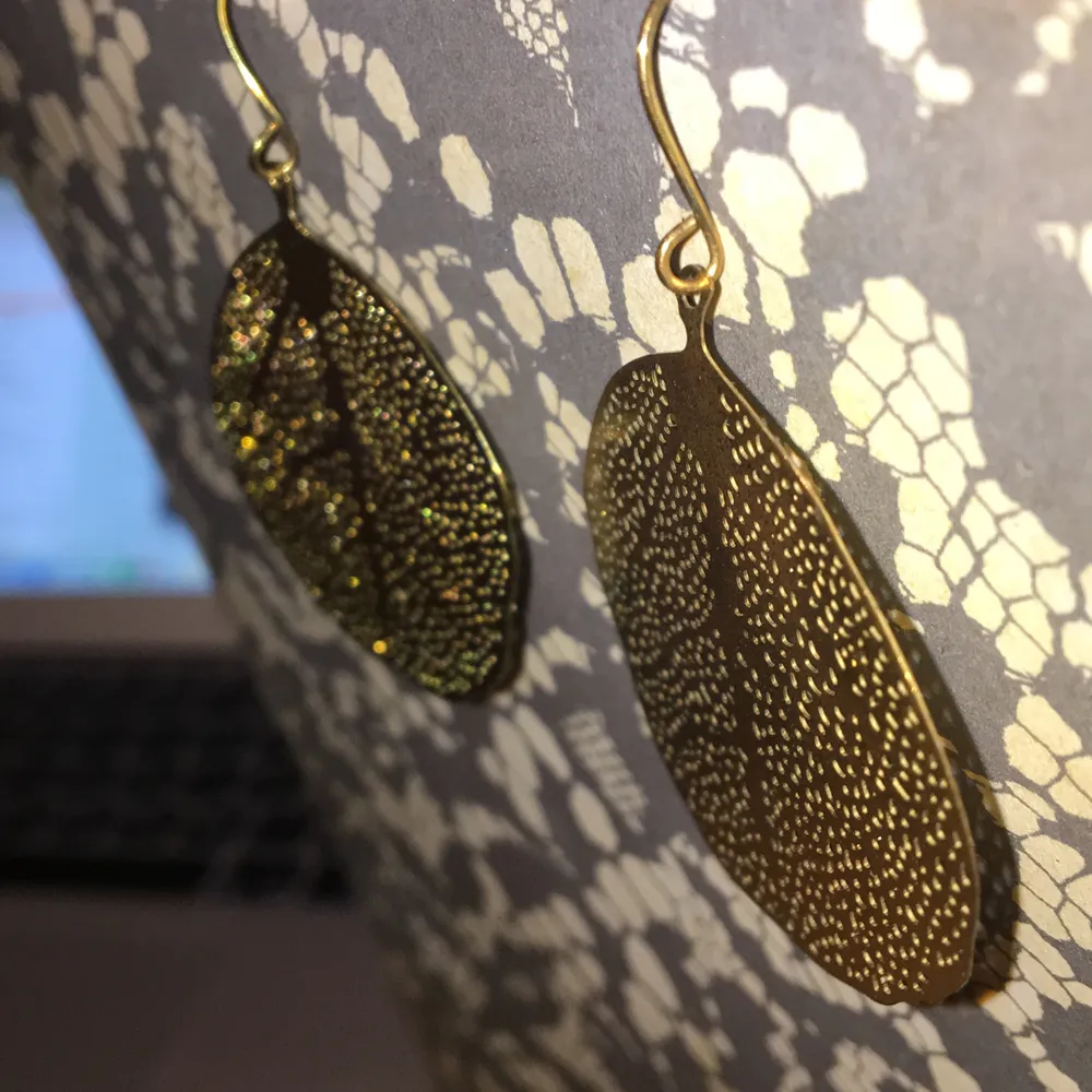 Guldfärgade guldörhängen med form av ett blad. Kan lätt användas till fest men lika lätt till vardag. Säljes för att det inte är min stil att bära.. Accessoarer.
