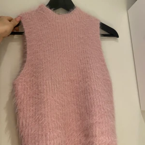 topp från zara  - Säljer nu världens sötaste topp då den aldrig kommit till användning:(( Lappen finns kvar! Tror den är slutsåld på zaras hemsida men är inte säker! Möts upp i sthlm eller så står köparen för frakten💕  Strl M men är ganska liten så passar både xs & s! Är många intresserade blir det budgivning!