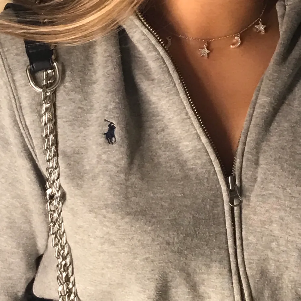  Grå Polo Ralph Lauren tröja med mörkblått märke. Bra skick 🌺 fattar inte riktigt storleken men tror det är en xs/s ( budet ligger på 210kr+ frakt) . Tröjor & Koftor.