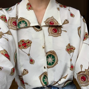 Skjorta - Silkig skjorta i mycket fint skick! Köpt second hand. Storlek saknas men den sitter som en S/M. +48kr frakt