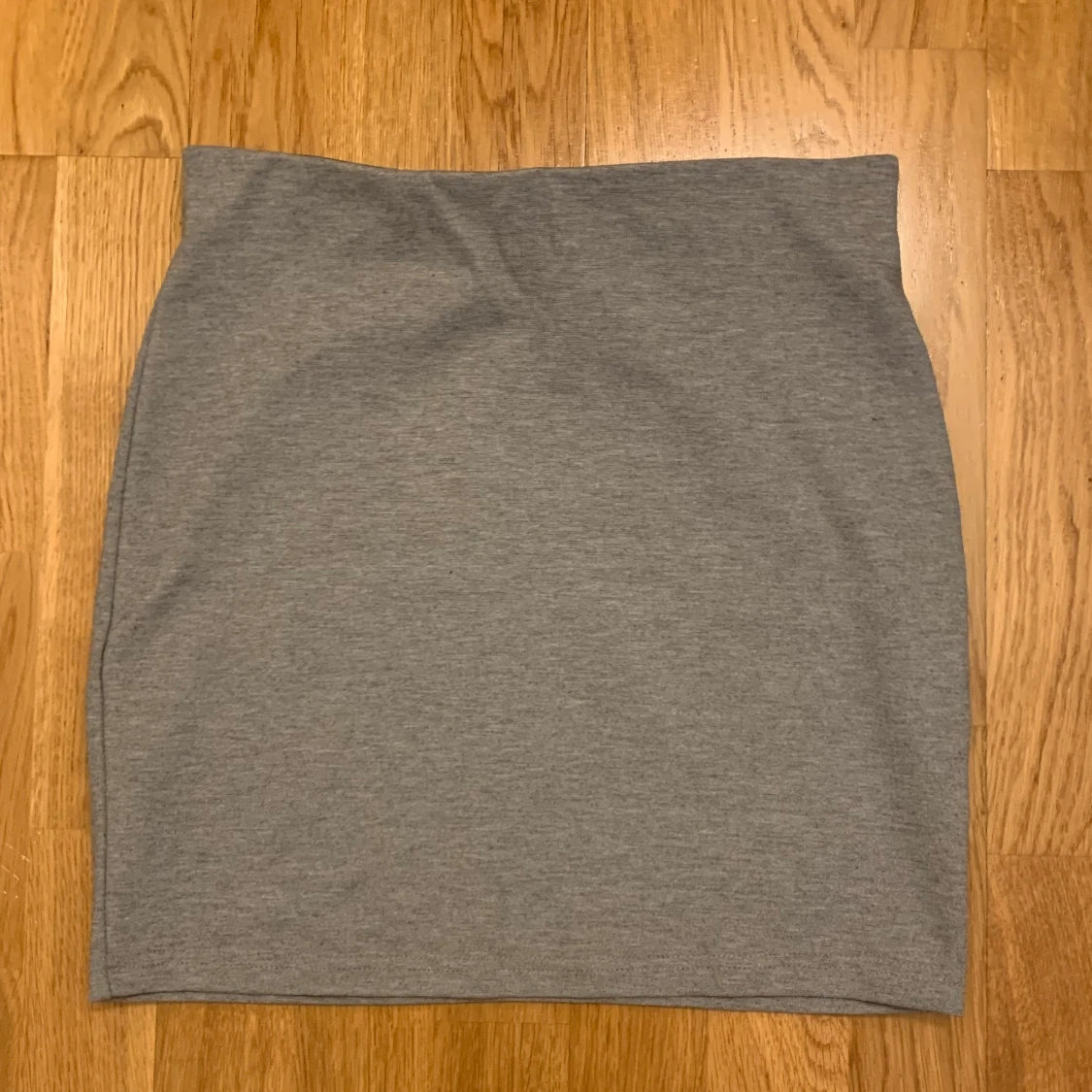 jättefin ljusgrå tubkjol