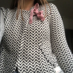 Kofta Odd Molly  - Supergullig kofta från Odd Molly som jag fick i present men som aldrig använts eftersom det inte riktigt är min stil. Koftan är i toppskick, som ny. Nypris: 1800kr 