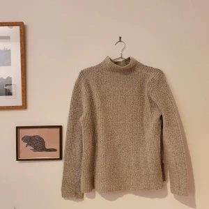 Mysigt stickadtröja - Skön stickat tröja med polo. Grå/ beige i färgen. (Frakt tillkommer)