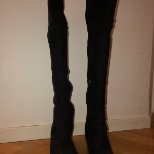 Knähöga stövlar med klack, strl 38 - Knähöga stövlar med klack, strl 38. Välskötta och använda endast ett par ggr. Köpta på H&M.Vid leverans tillkommer fraktkostnad. 