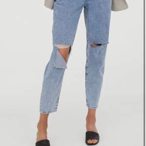 Säljer dessa jeans från hm i storlek 34! Lite stora i storleken så är du en 36a är dom perfekta för dig