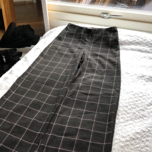 Kostymbyxor från boohoo  - rutiga kostymbyxor från boohoo. Aldrig använd. Väldigt fina. 