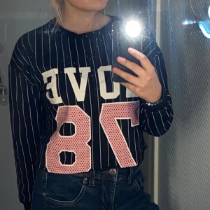 Tröja💕 - En svart croppad tröja med smala vita ränder och numret 78 i rosa💖 super mysig och söt💕 frakt betalas av köparen📦
