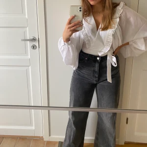 Vida byxor  - Säljer dessa byxor pga att dem är för stora för mig och vill köpa en storlek mindre. Nypris är 400kr men säljer för 200