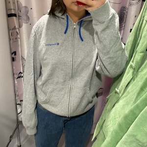 Champion kofta - Super fin champion kofta köpt second hans! Bra skick som jag själv inte använt den mycket. Sitter bra på mig som är en M, om en vill ha den overaized rekommenderar jag den på en S/XS