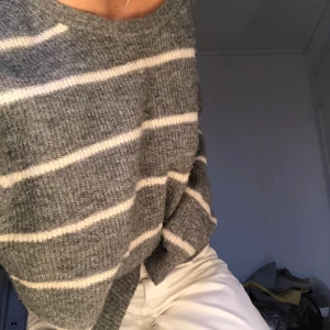 Randig stickad tröja - Säljer denna sååå mysiga stickade tröjan från H&M. Den är i storlek M men passar XS-M beroende på hur man vill att den ska sitta! Nypris 199kr. 