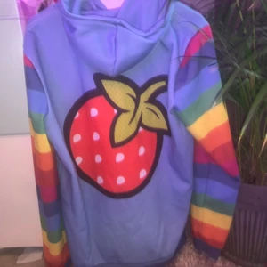 Söt hoodie - Hoodie i stl M (dock väldigt oversized) som är merch från Strawburry plays. Supersöt med en jordgubbe på baksidan, nästan aldrig använd☺️ Köp direkt för 150 eller lägg bud✨😸