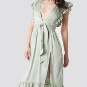 Klänning Linn Ahlborg x NAKD - Denna fina klänning från Linn Ahlborgs kollektion med NAKD säljer jag nu. Aldrig använd bara testat några gånger. Storlek 38. Fler bilder går att få om man är intresserad :) 