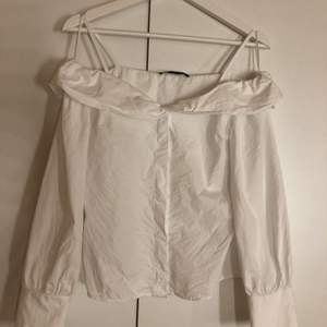 Offshoulder skjorta från Zara i storlek XS, endast använd 1 gång! Köparen står för frakten✨