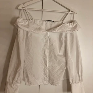 Vit Offshoulder skjorta från Zara  - Offshoulder skjorta från Zara i storlek XS, endast använd 1 gång! Köparen står för frakten✨